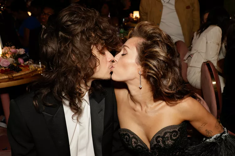 Miley Cyrus and Maxx Morando’s Heartfelt Display of Affection at the 2024 Grammys: A Night of Romance and Triumph